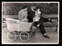 Fotografie Mutterglück, Elternpaar Mit Baby Und Kinderwagen In Einem Park In Berlin-Kreuzberg 1929  - Autres & Non Classés