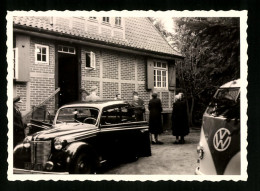 Fotografie Auto Opel & VW Bulli T1, PKW's Vor Einem Haus Geparkt  - Cars