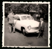 Fotografie Auto Wartburg 311, Vater & Sohn Stehen Am PKW  - Cars