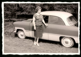Fotografie Auto Ford Taunus, Junge Hausfrau Am PKW  - Automobiles