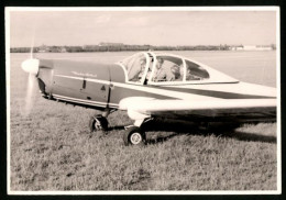 Fotografie Flugzeug, Niederdecker Propellermaschine Mit Aufschrift Mala-Sokhol  - Luftfahrt