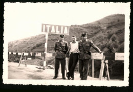 Fotografie Grenzübergang Nach Italien, Grenzsoldaten In Uniform  - Professions