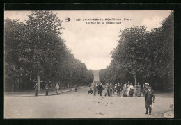 CPA St-Amand-Montrond, Avenue De La Republique  - Saint-Amand-Montrond