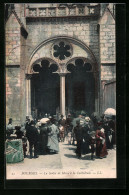 CPA Bourges, La Sortie De Messe A La Cathedrale  - Bourges