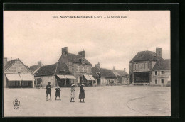 CPA Neuvy-sur-Barangeon, La Grande Place  - Autres & Non Classés