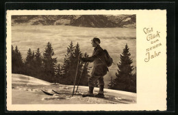 AK Skifahrer Blickt über Die Wolken Auf Die Berge, Neujahresgruss  - Sport Invernali