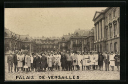 CPA Versailles, Palais De Versailles, Gruppenbild Vor Dem Château  - Versailles