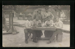 AK Männer Beim Kartenspiel Auf Dem Hof  - Carte Da Gioco