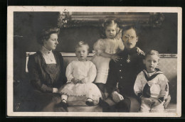 AK Das Herzogspaar Von Sachsen-Coburg-Gotha Mit Seinen Kindern  - Royal Families