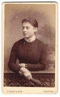 Photo G. West & Son, Gosport, 97 High St., Junge Dame Mit Zurückgebundenem Haar  - Anonymous Persons