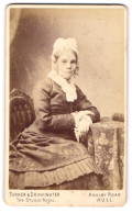 Photo Turner & Drinkwater, Hull, Anlaby Road, Ältere Dame Im Kleid Mit Haube  - Personnes Anonymes