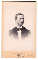 Fotografie Fritz Möller, Halle A. S., Poststrasse 19, Eleganter Herr Mit Oberlippenbart  - Anonymous Persons