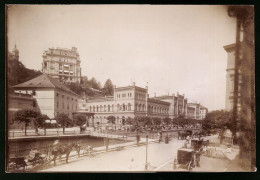 Fotografie Brück & Sohn Meissen, Ansicht Karlsbad, Strassenpartie Am Kurhaus Mit Pferdekutschen  - Lieux