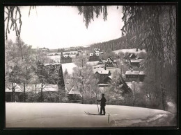 Fotografie Brück & Sohn Meissen, Ansicht Bärenfels / Erzg., Skifahrer Schaut Auf Den Verschneiten Ort Im Winter  - Lieux