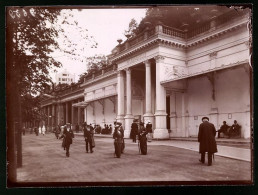 Fotografie Brück & Sohn Meissen, Ansicht Karlsbad, Kurgäste An Der Felsenquelle Beim Flanieren  - Lieux