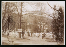 Fotografie Brück & Sohn Meissen, Ansicht Karlsbad, Gäste Im Cafe Posthof Mit Figurengruppe  - Places