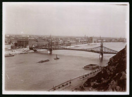 Fotografie Brück & Sohn Meissen, Ansicht Budapest, Blick Auf Die Franz Josefs Brücke Mit Dampfer Im Schleppzug  - Lieux