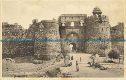 R651679 Delhi. Gateway. Old Mogul Fort - World
