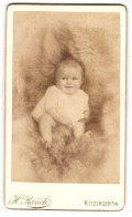 Fotografie H. Ranck, Kitzingen A. M., Süsses Kleinkind Im Hemd Sitzt Auf Einem Fell  - Personnes Anonymes