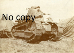 PHOTO FRANCAISE - TANK CHAR RENAULT FEMELLE SUR LES BORDS DU RHIN - OCCUPATION ALLEMANDE 1919 - GUERRE 1914 1918 - Guerre, Militaire