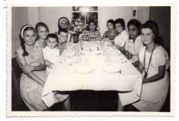 PHOTO - ENFANTS A TABLE - Anonymous Persons