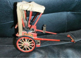 * Petit Fiacre Rouge En Bois Avec Capote En Toile De Jute. - Toy Memorabilia