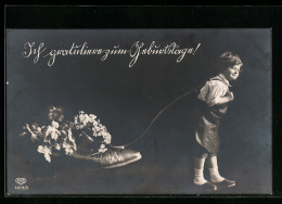 Foto-AK EAS Nr. 4073 /3: Junger Knabe Zieht Grossen Schuh Mit Blumen  - Photographs