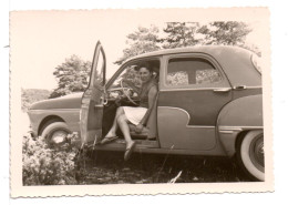 PHOTO - JEUNE FEMME EN VOITURE - Cars