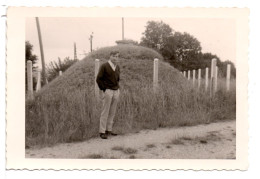 PHOTO - JEUNE HOMME DEVANT UN SILO - Personnes Anonymes