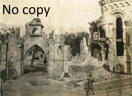 PHOTO ALLEMANDE - SOLDATS DANS LES RUINES DU CHATEAU DE BOULOGNE LA GRASSE PRES HAINVILLERS OISE - GUERRE 1914 1918 - Guerre, Militaire