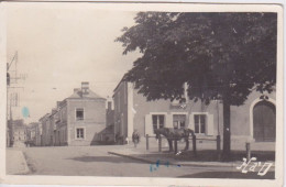 72 - VAAS - CARTE-PHOTO - CENTRE DU BOURG - CHEVAL SUR LA PLACE AVENUE DE LA GARE - Autres & Non Classés