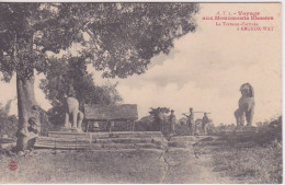 CAMBODGE - ANGKOR- WAT - LES MONUMENTS KHMERS - LA TERRASSE D'ARRIVEE - Cambogia