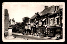 53 - JAVRON - STATUE DE JEANNE D'ARC ET LES HOTELS - VOIR ETAT - Other & Unclassified