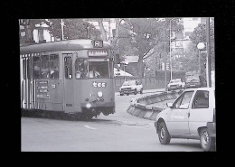 Cp, Chemin De Fer, Gros Plan Sur Le Mongy, 59, Tramway Articulé Düwag 377 Coupant L'avenue Jean Jaurès à Roubaix - Strassenbahnen