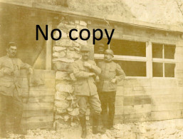 PHOTO FRANCAISE - LOT DE 4 PHOTOS OFFICIERS AUX CARRIERES DE BELLEVILLE SUR MEUSE PRES DE VERDUN - GUERRE 1914 1918 - Guerre, Militaire