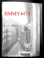Un Homme Sur Un Balcon, Ville à Identifier - Plaque De Verre En Négatif - Taille 89 X 119 Mlls - Glasplaten