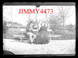 Un Couple Sur Un Banc, Ville à Identifier - Plaque De Verre En Négatif - Taille 89 X 119 Mlls - Glass Slides