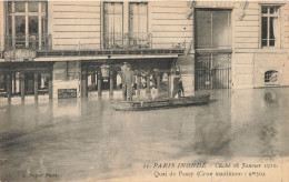 P6-75 - PARIS Inondé 1910 - Quai De Passy CP ANIMEE BARQUE - Inondations De 1910