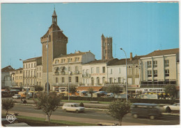 Villeneuve-sur-Lot:: RENAULT ESTAFETTE, 6, SIMCA 1301 TOURIST, PEUGEOT J7 - Hotel 'Tortoni' , Ave. G. Leygues - (France) - Turismo