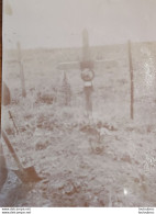 TOMBE IMPROVISEE ET SOLDAT AVEC SA PELLE WW1 PHOTO ORIGINALE 8 X 5.50 CM - Guerre, Militaire