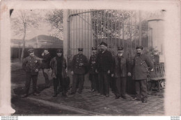 CARTE PHOTO GROUPE D'HOMMES DEVANT UNE ENTREE D'ENTREPRISE - Zu Identifizieren