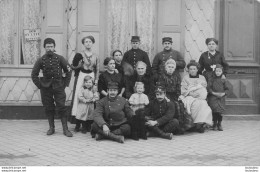 CARTE PHOTO GROUPE DE PERSONNES ET DE SOLDATS - A Identifier