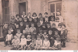 CARTE PHOTO GROUPE D'ENFANTS DEVANT UNE ECOLE - A Identifier