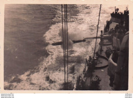 TORPILLEUR ALDEBARAN SEQUENCE DE TIR  BATEAU DE GUERRE ITALIEN  PHOTO ORIGINALE 8 X 6 CM - Schiffe