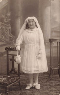 CARTE PHOTO - Femme - En Robe De Mariée - Carte Postale Ancienne - Photographie