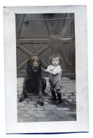 Carte Photo D'un Petit Garcon élégant Avec Sont Chien ( Un Labrador ) Posant Dans La Cour De Leurs Maison Vers 1930 - Personnes Anonymes