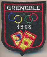 Écusson Tissus 5,2 X 6,3 Cm Xèmes Jeux Olympiques D'Hiver  GRENOBLE 1968 Olympic Games Grenoble Anneaux Dauphin 3 Roses - Patches