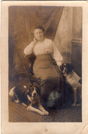 Carte Photo D'une Femme élégante Avec Ces Deux Chien Posant Dans Un Studio Photo Vers 1915 - Personnes Anonymes