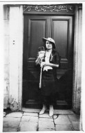 Carte Photo D'une Femme élégante Avec Sont Petit Chien Posant Devant La Porte De Sa Maison - Personnes Anonymes