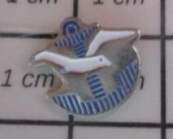 511B Pin's Pins / Beau Et Rare : ANIMAUX / OISEAU  MOUETTE BLANCHE ET ANCRE DE MARINE - Animals